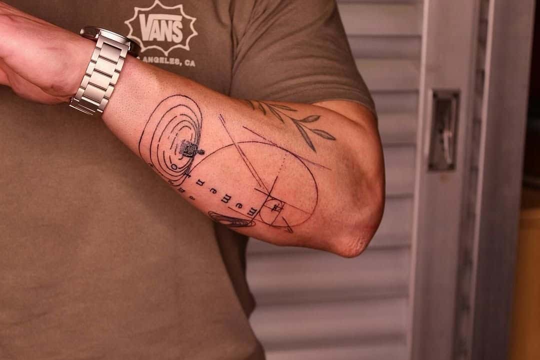 Igna Avin tatuando en el estudio de Rouss