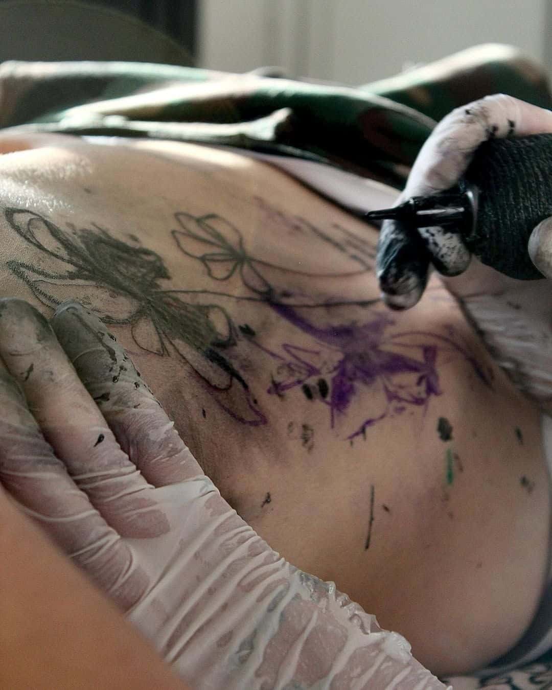 Tatuaje figurativo en línea