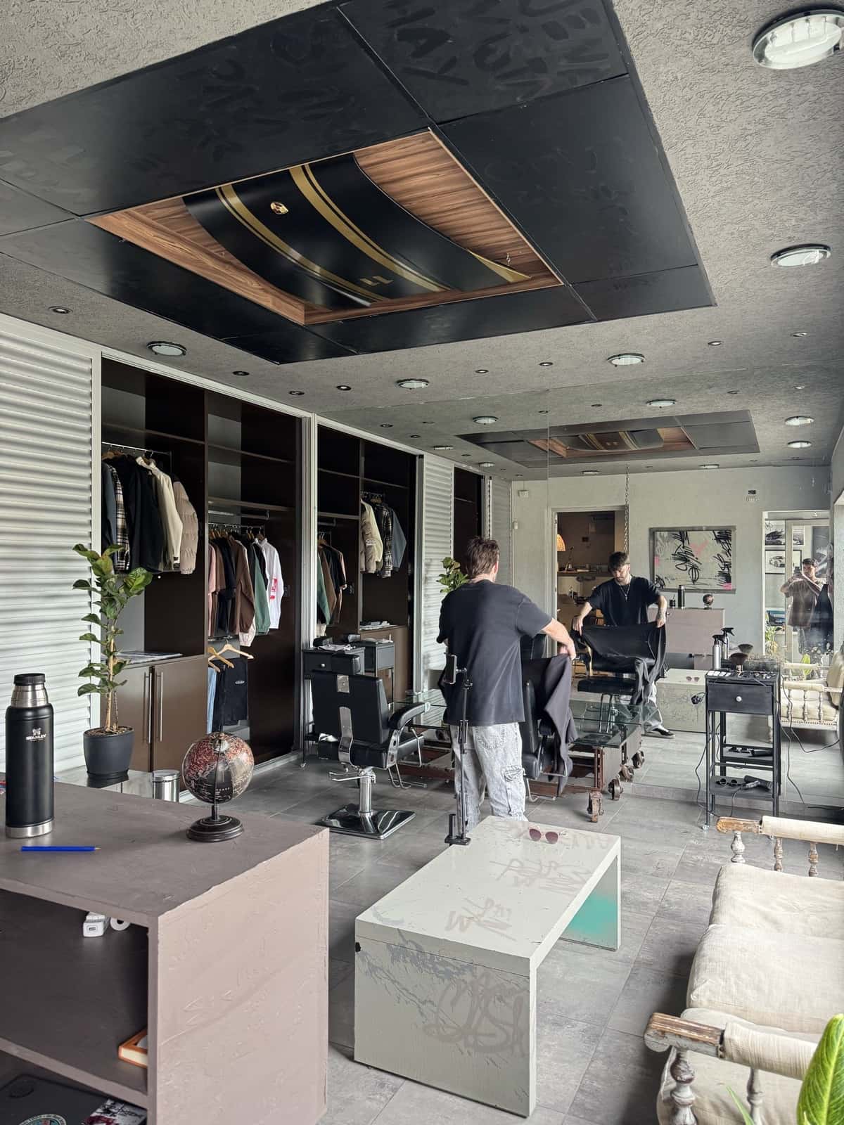 La barbería de Rouss en pleno trabajo